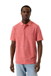 Vue de face du polo rose corail floral avec col côtelé, patte boutonnée et manches courtes pour homme par Garcia