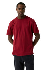 Vue de face mi-corps du T-Shirt rouge bourgogne à col rond avec petit logo poitrine pour homme par Garcia