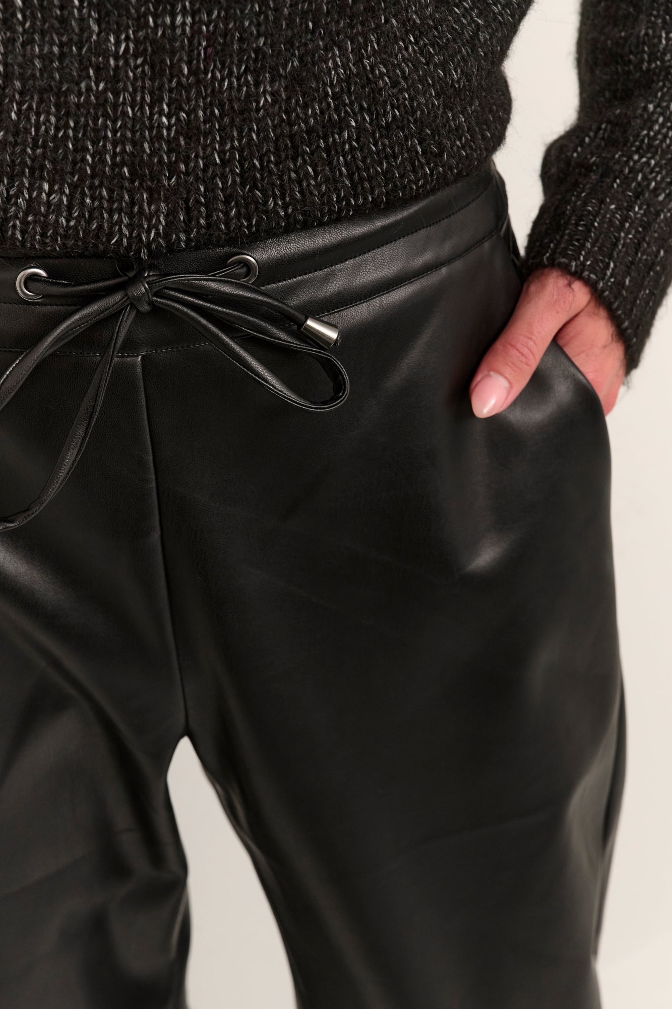 Pantalon pour femme par Kaffe | 10504722 100121-BLACK DEEP | Boutique Vvög, vêtements mode pour homme et femme