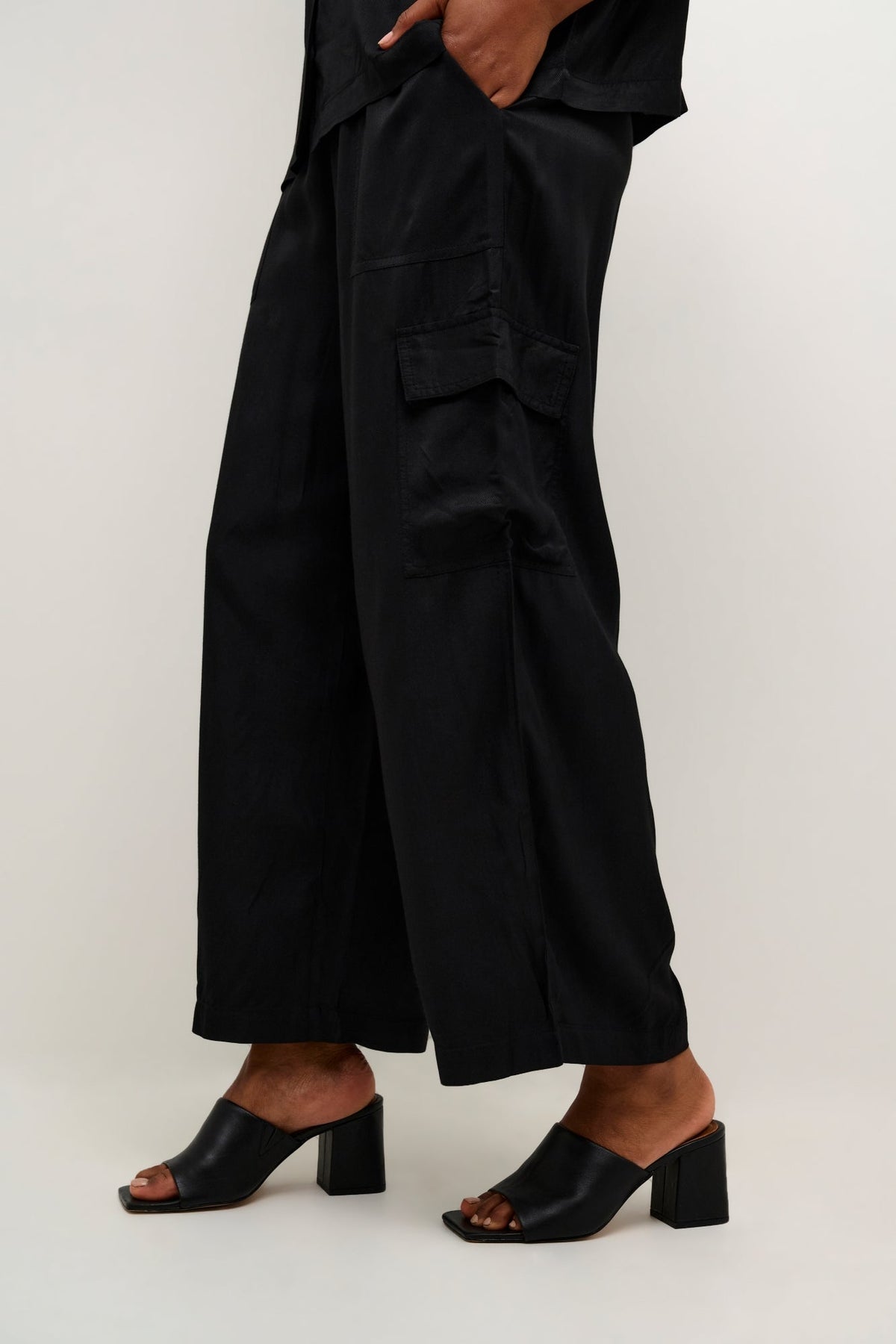 Pantalon pour femme par Kaffe | 10507460/Dicte 100121-BLACK DEEP | Boutique Vvög, vêtements mode pour homme et femme