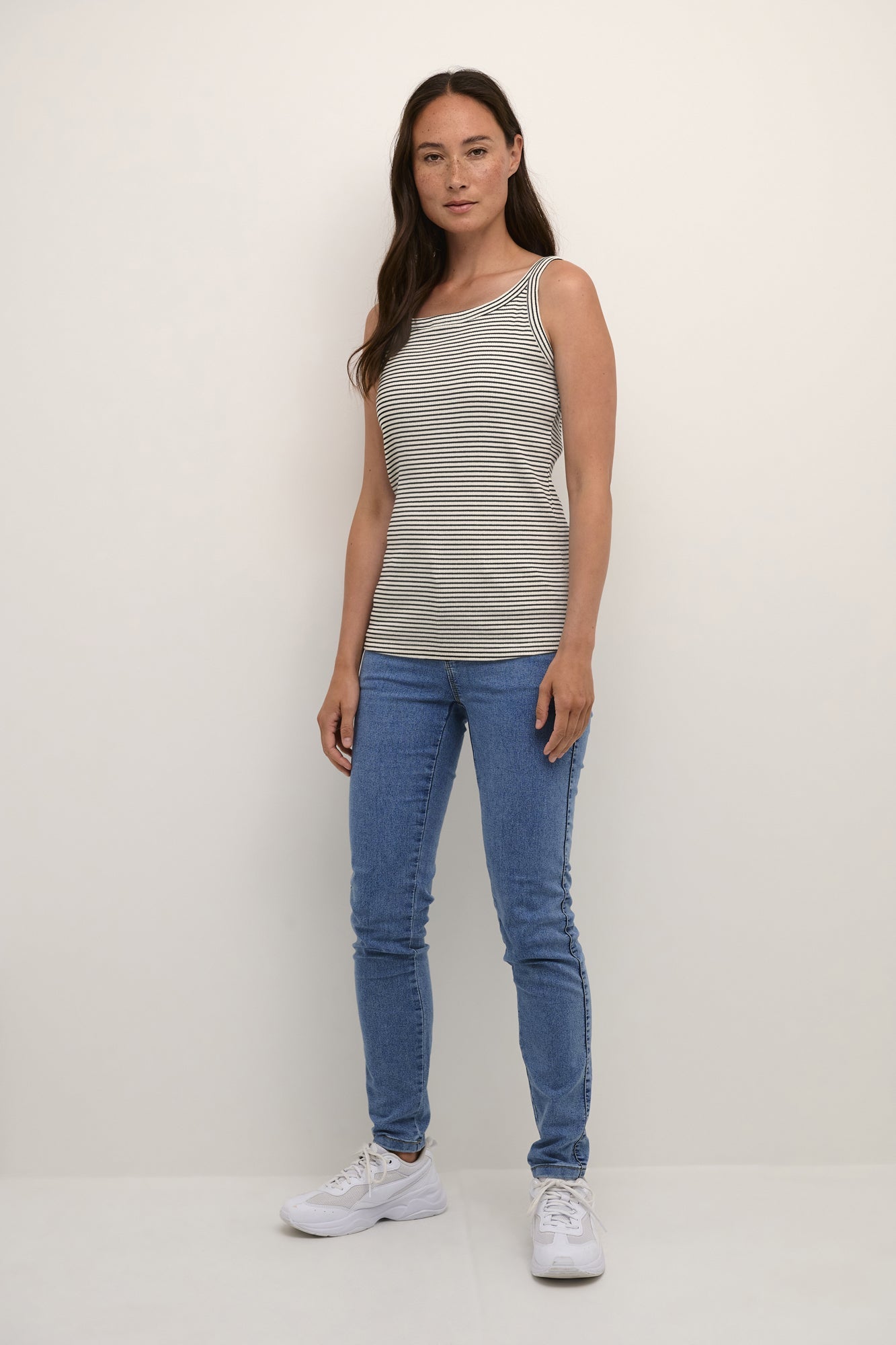 Camisole pour femme par Kaffe | 10508325 Craie/Bande Noire | Boutique Vvög, vêtements mode pour homme et femme