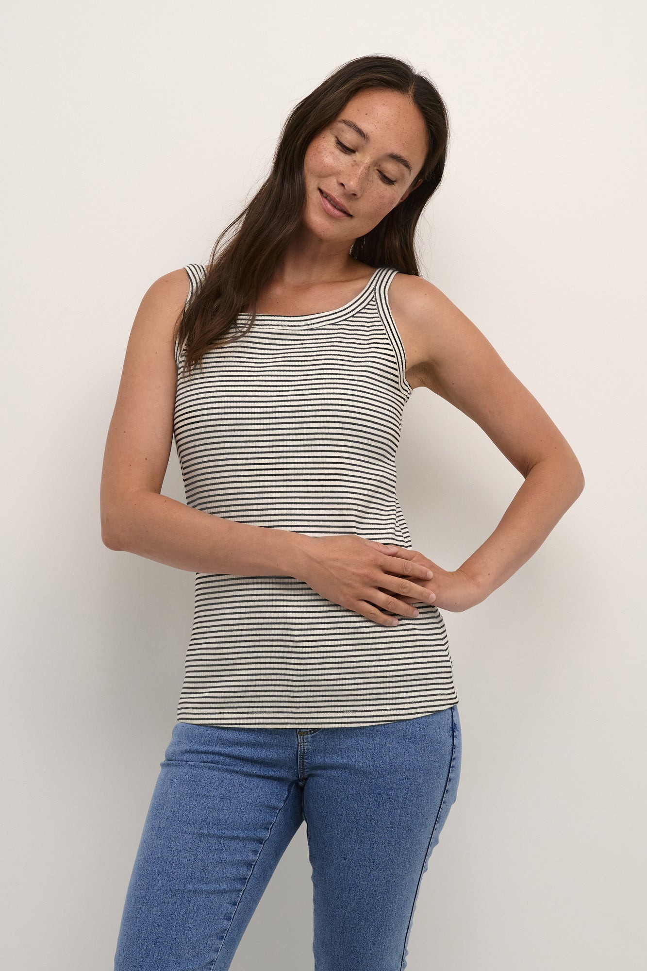 Camisole pour femme par Kaffe | 10508325 Craie/Bande Noire | Boutique Vvög, vêtements mode pour homme et femme