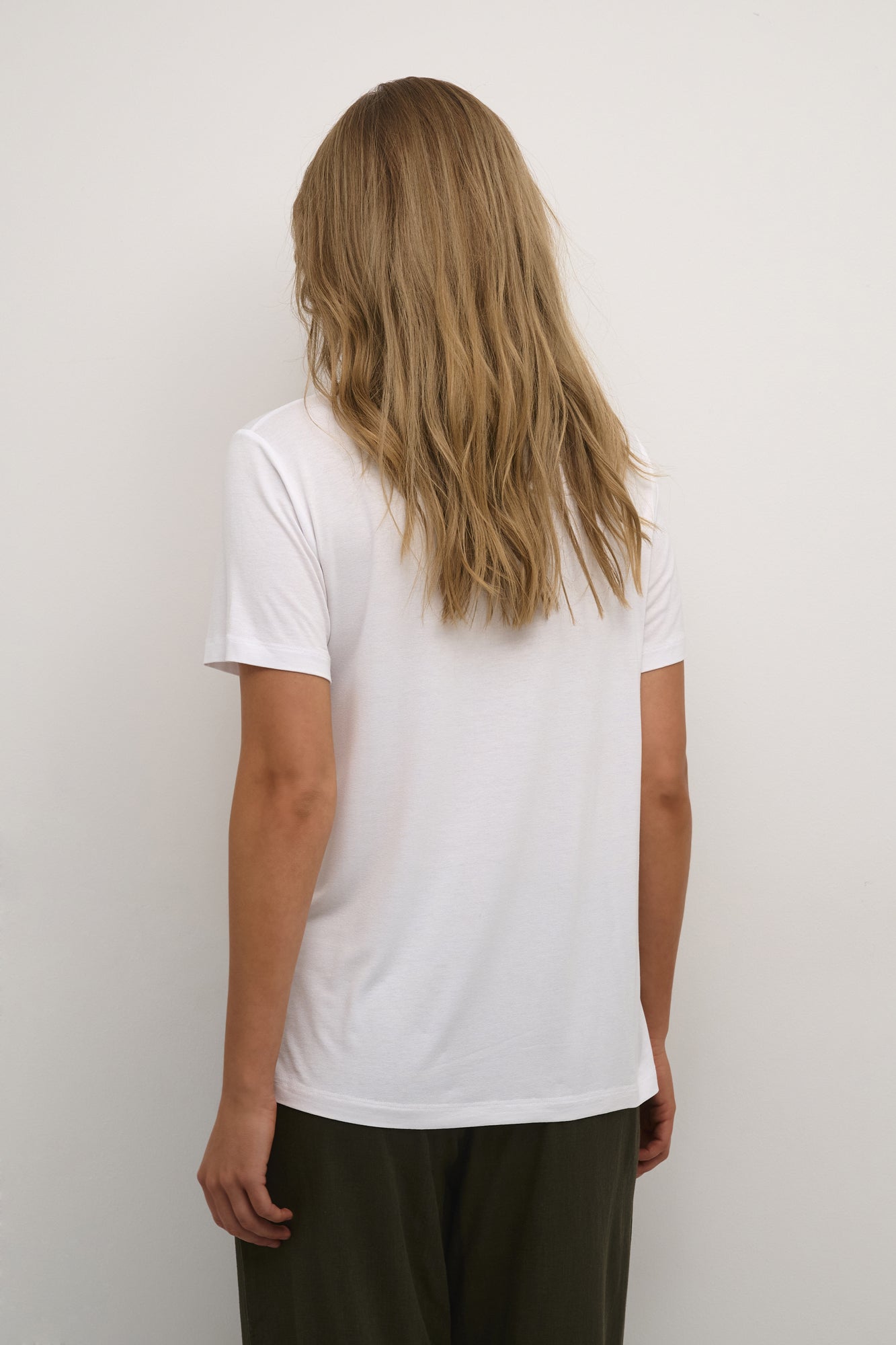 T-Shirt pour femme par Kaffe | 10508351 Blanc/Rose/105596-WHITE/PINK FLOWER | Boutique Vvög, vêtements mode pour homme et femme