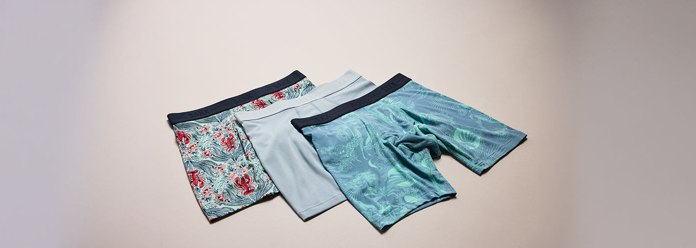 Trois sous vêtements hommes aux motifs variés présentés sur fond neutre. Collection sous vêtements hommes confortables et sous vêtements modernes.