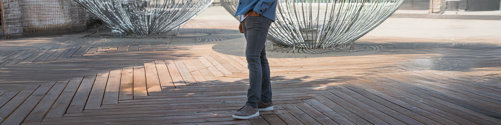 Pantalon jeans homme gris ajusté, look urbain décontracté.