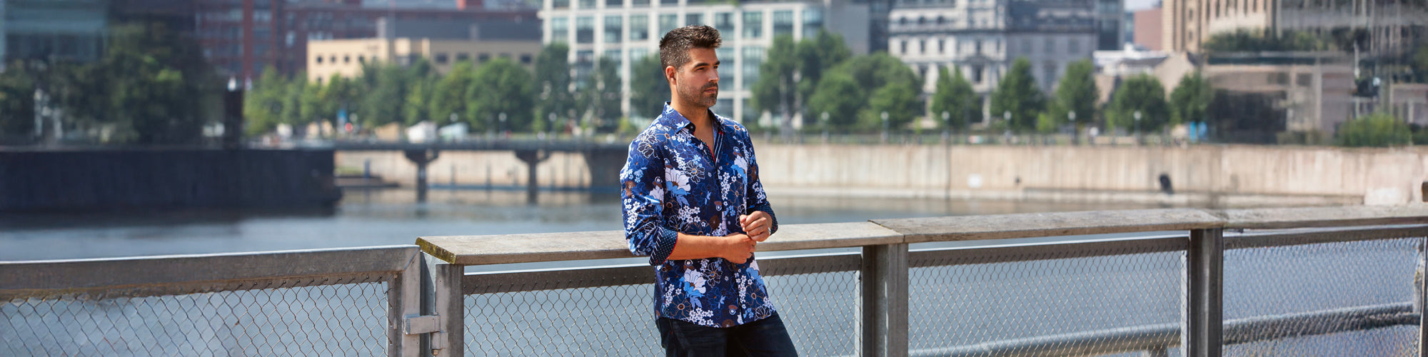 Chemise tendance homme manches longues à fleurs, style fashion.