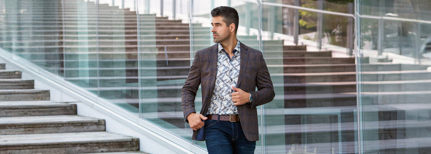 Veston homme brun avec chemise imprimée, look élégant.