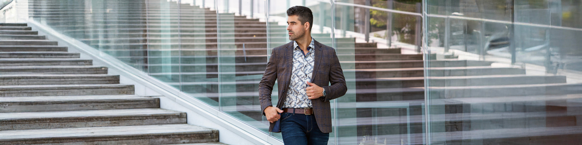 Veston homme brun avec chemise imprimée, look élégant.