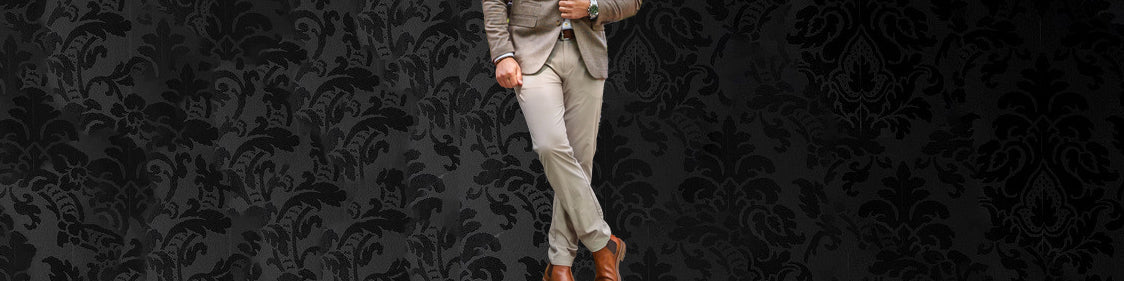 Modèle homme portant pantalon blanc avec polo dans un environnement extérieur lumineux. Pantalons Au Noir modernes offrant confort, style et coupe impeccable.