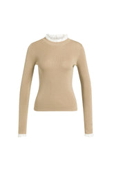 Chandail manches longues en tricot beige, vue avant, avec col montant à volant blanc et manches longues pour femme par YAYA