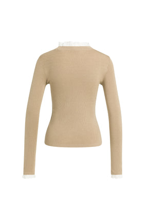 Vue arrière du chandail manches longues en tricot beige avec bord volanté blanc au col et aux poignets pour femme par YAYA