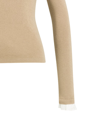 Détail du chandail manches longues en tricot beige, ourlet et manche avec poignet volanté blanc pour femme par YAYA