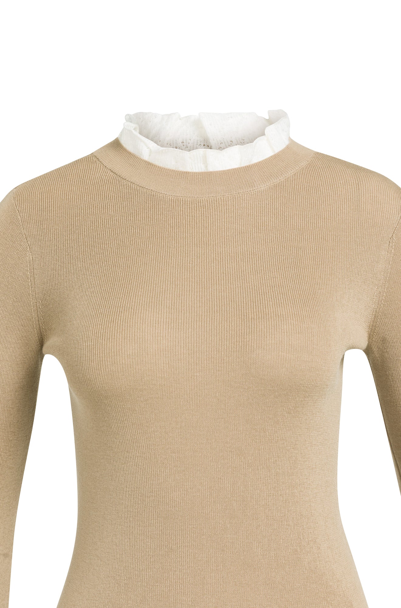 Détail avant du chandail manches longues en tricot beige avec col montant volanté blanc pour femme par YAYA
