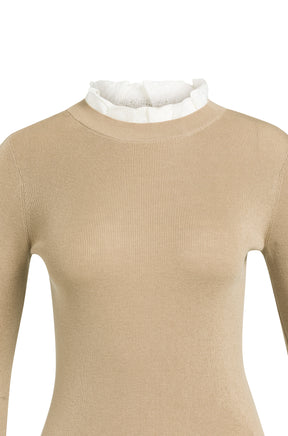 Détail avant du chandail manches longues en tricot beige avec col montant volanté blanc pour femme par YAYA