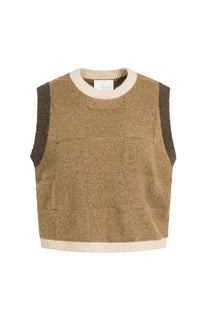 Vue avant du veste sans manches en tricot camel avec col crème, ourlet crème et emmanchures foncées pour femme par YAYA