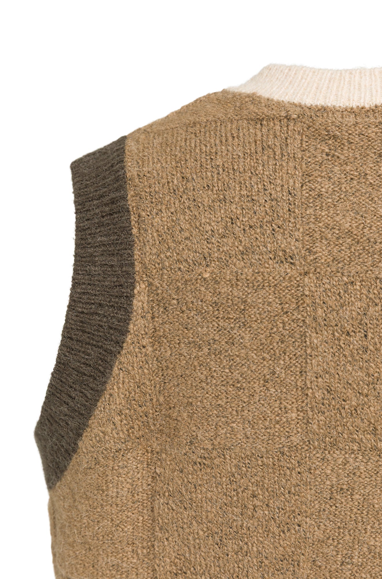 Veste sans manches en tricot camel texturé avec col crème et emmanchure foncée pour femme par YAYA, en gros plan