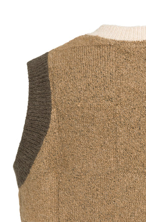 Veste sans manches en tricot camel texturé avec col crème et emmanchure foncée pour femme par YAYA, en gros plan
