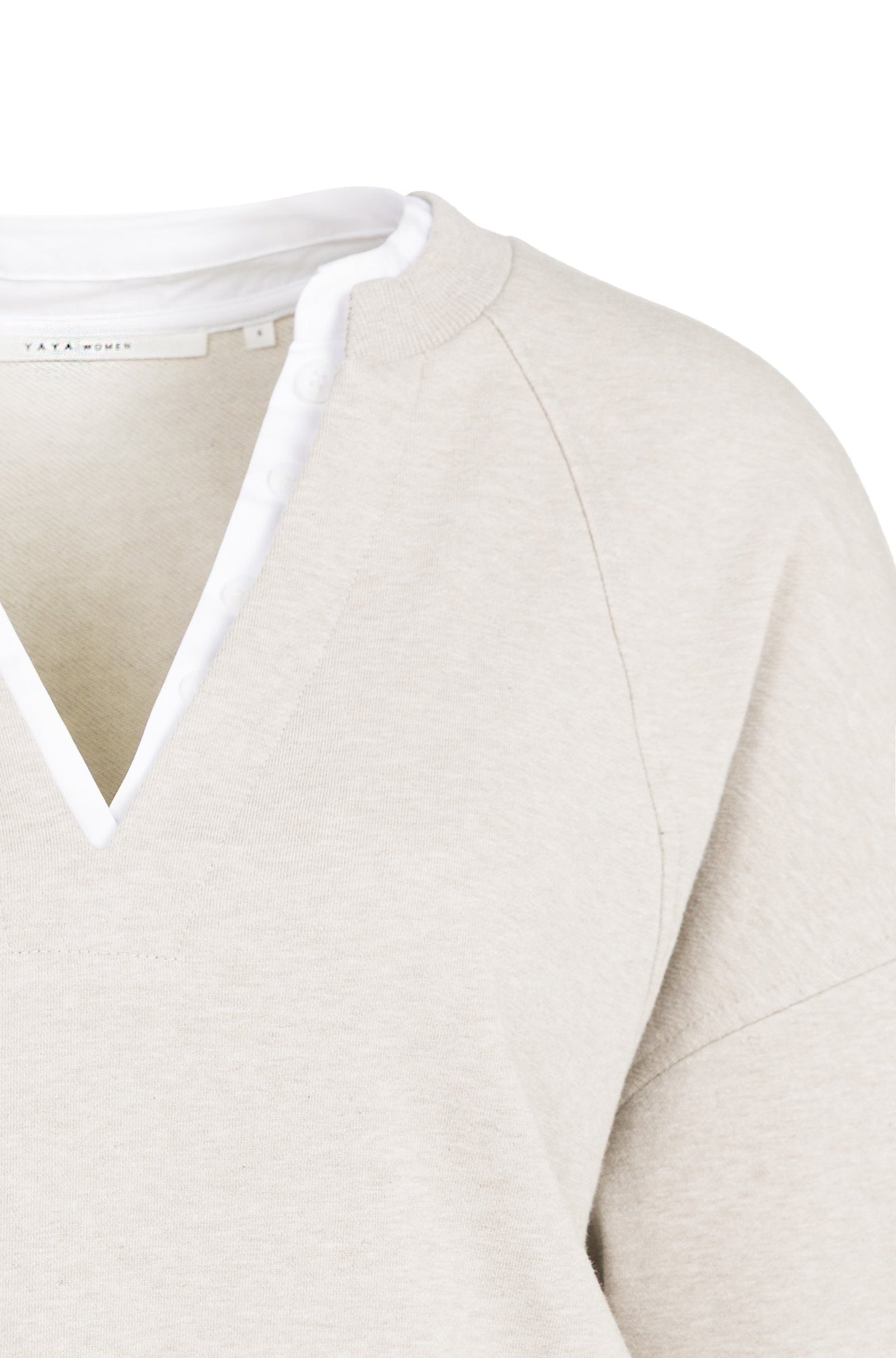 Gros plan du chandail manches longues beige pâle avec col fendu, bordure blanche et encolure côtelée pour femme par YAYA