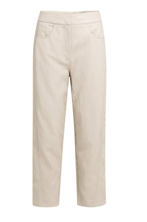 Pantalon jambe droite crème effet cuir isolé de face avec taille large et poches cavalières pour femme par YAYA