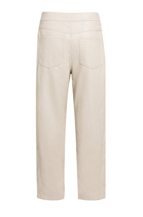 Pantalon jambe droite crème effet cuir isolé de dos avec deux poches plaquées et taille large pour femme par YAYA