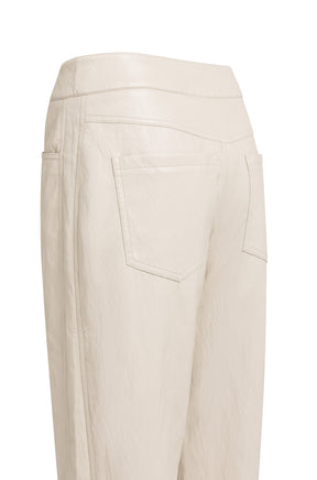Pantalon jambe droite crème effet cuir avec poche plaquée, empiècement et couture côté pour femme par YAYA, détail arrière