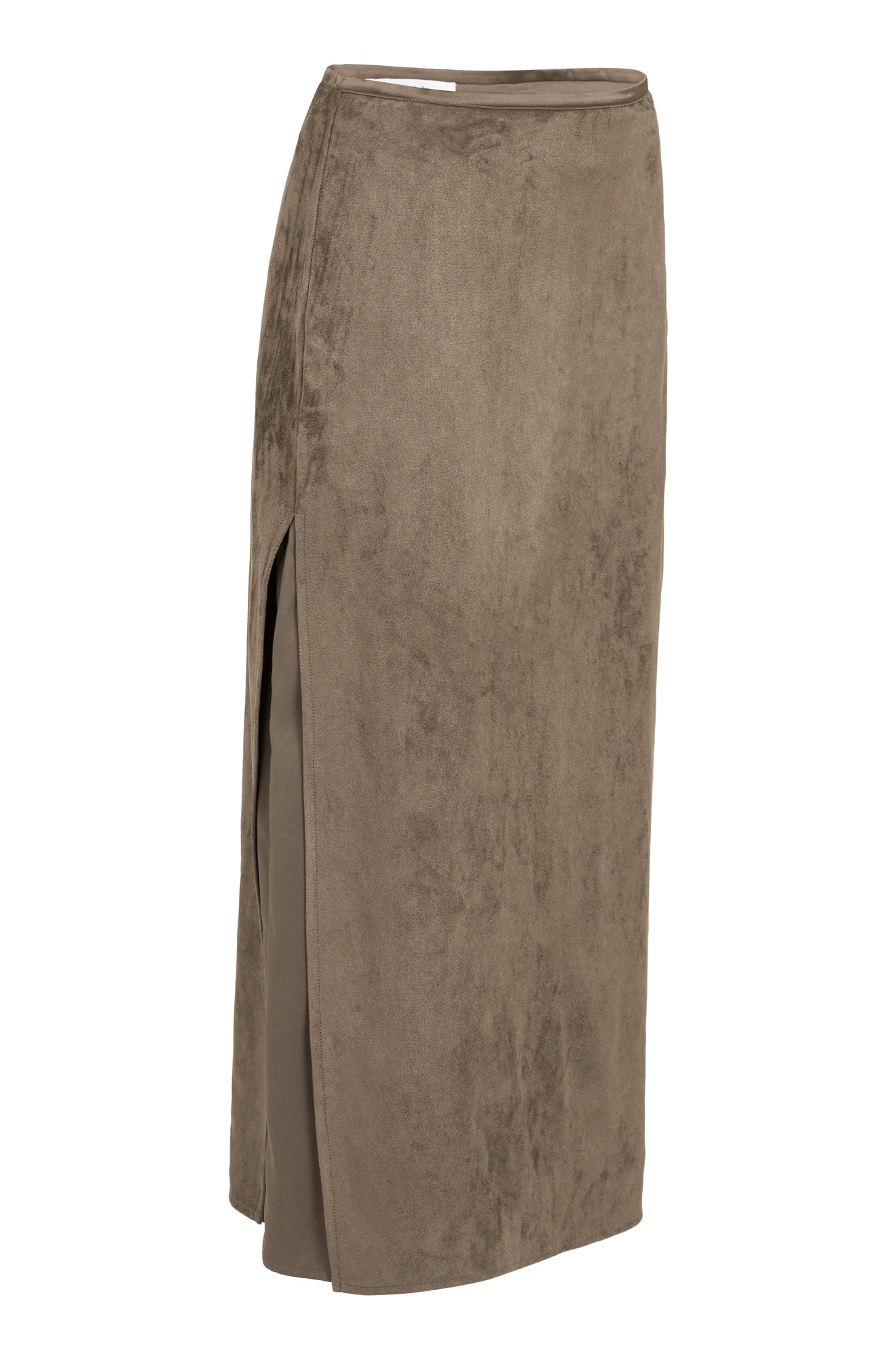 Vue en angle de la jupe maxi taupe effet suède montrant la longue fente latérale pour femme par YAYA