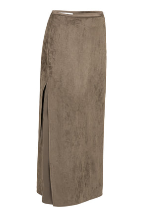 Vue en angle de la jupe maxi taupe effet suède montrant la longue fente latérale pour femme par YAYA
