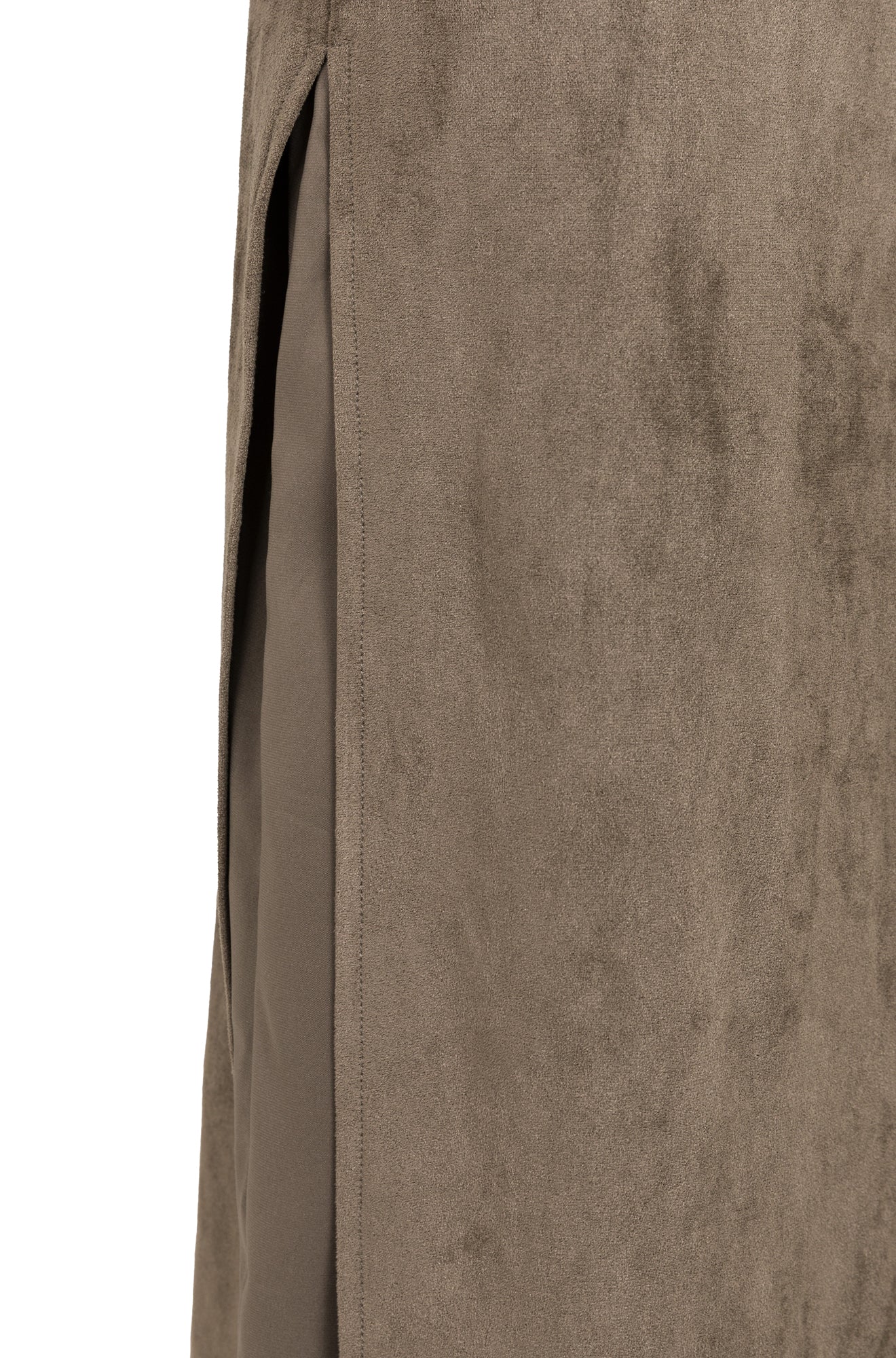 Jupe maxi taupe effet suède avec fente latérale et panneau intérieur lisse pour femme par YAYA, en gros plan