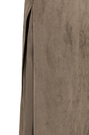 Jupe maxi taupe effet suède avec fente latérale et panneau intérieur lisse pour femme par YAYA, en gros plan