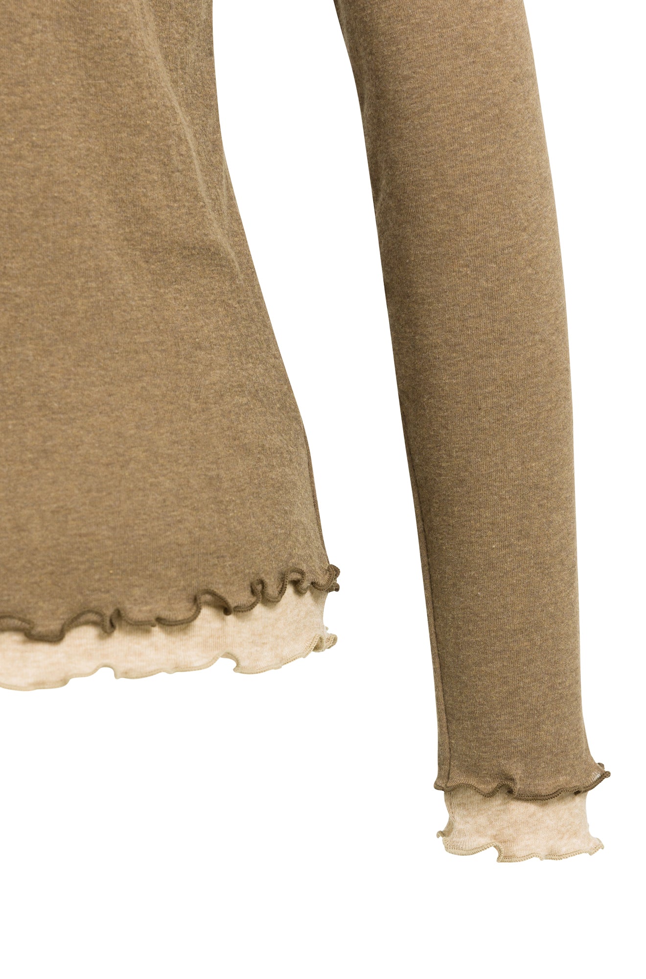 Détail du T-Shirt manches longues brun taupe avec ourlet et poignet ondulés beige superposés pour femme par YAYA