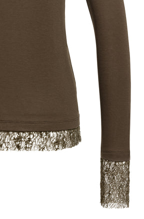 Détail du T-Shirt manches longues en jersey brun olive avec bordure ajourée au poignet et à l’ourlet pour femme par YAYA