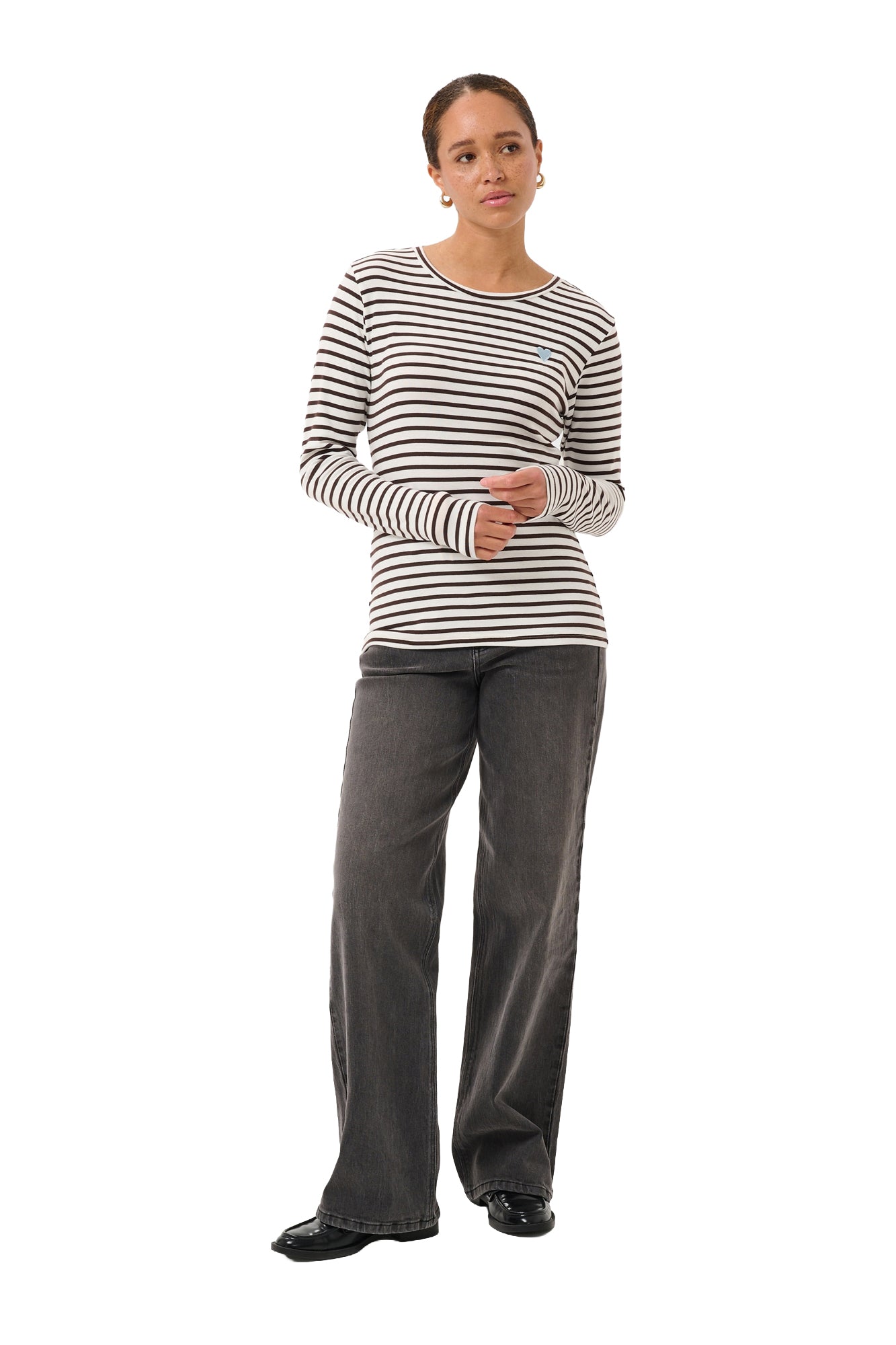 Vue avant portée pleine longueur du T-Shirt manches longues rayé brun et ivoire avec cœur bleu pour femme par Kaffe