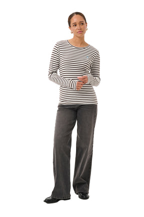 Vue avant portée pleine longueur du T-Shirt manches longues rayé brun et ivoire avec cœur bleu pour femme par Kaffe