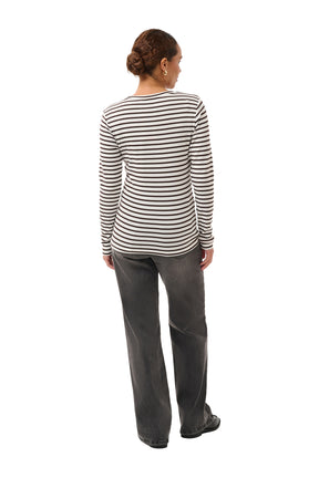 Vue arrière portée du T-Shirt manches longues rayé brun et ivoire avec ourlet droit pour femme par Kaffe