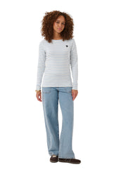 Vue avant sur modèle du T-Shirt à manches longues blanc rayé bleu pâle avec coeur noir pour femme par Kaffe