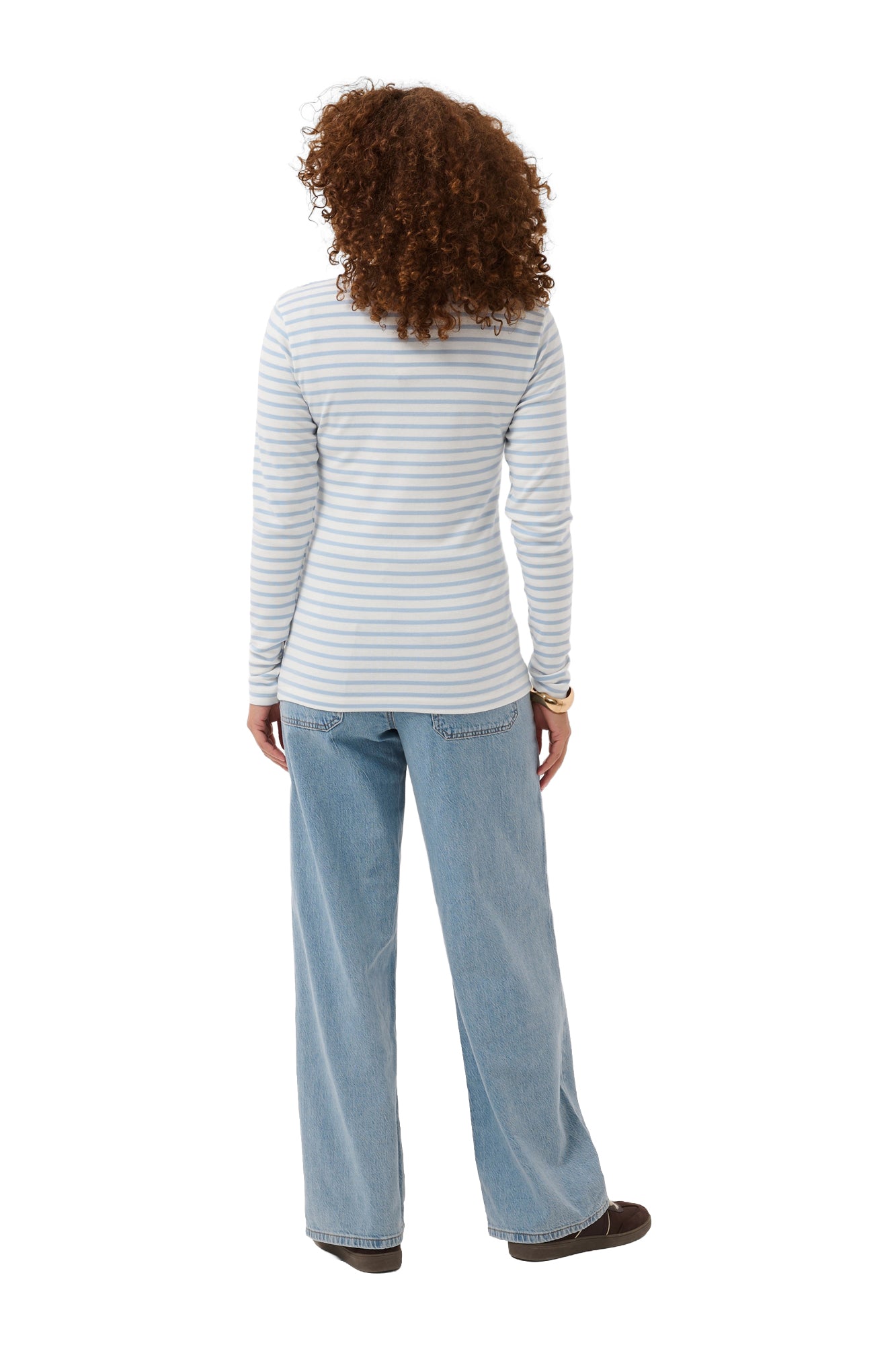 Vue arrière sur modèle du T-Shirt à manches longues blanc rayé bleu pâle, ourlet droit pour femme par Kaffe