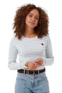 Vue avant taille haute du T-Shirt blanc rayé bleu pâle à manches longues avec coeur noir pour femme par Kaffe
