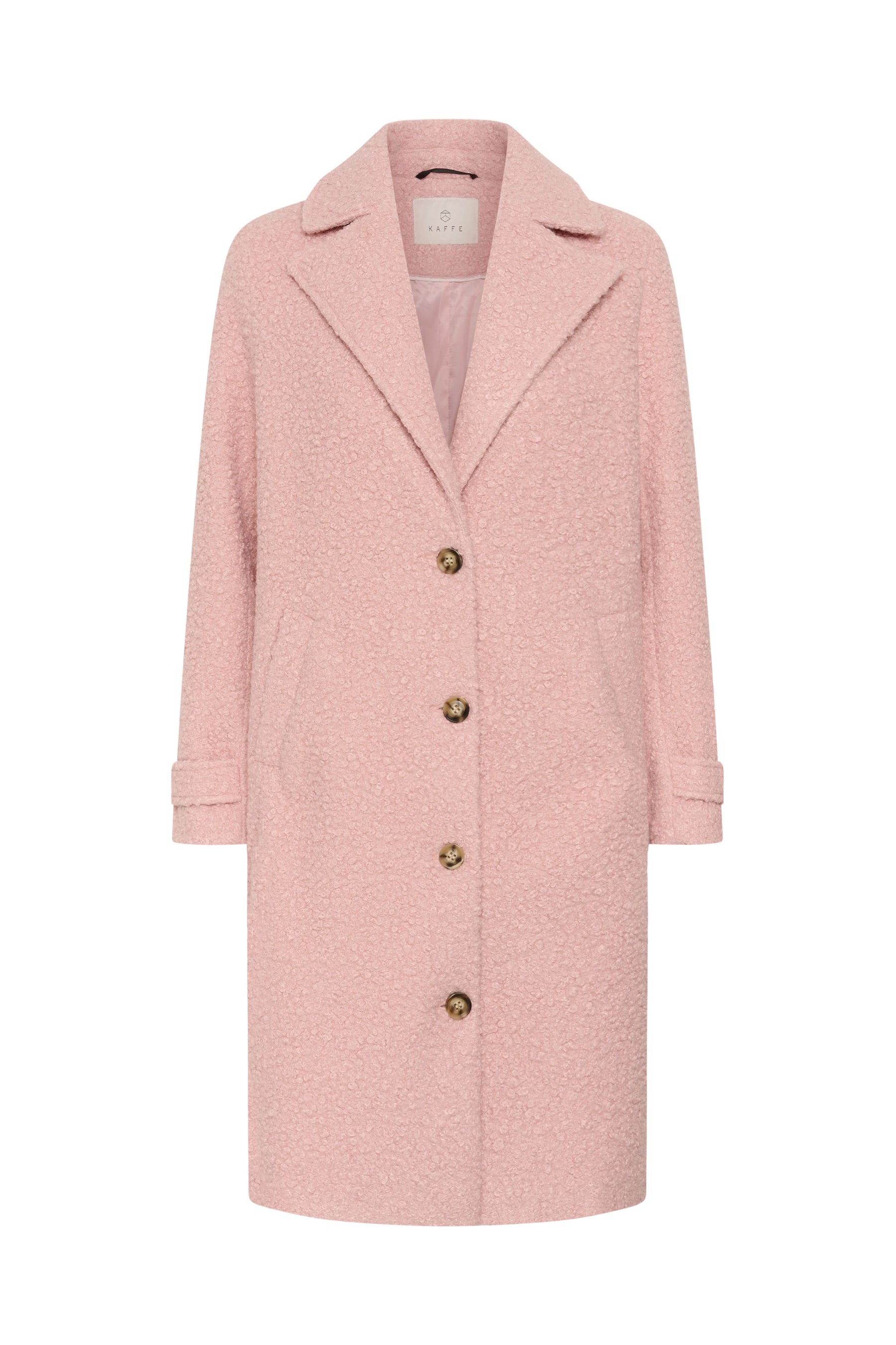 Vue devant isolée d’un manteau long rose pâle bouclé avec revers crantés, boutons et doublure rose pour femme par Kaffe