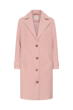 Vue devant isolée d’un manteau long rose pâle bouclé avec revers crantés, boutons et doublure rose pour femme par Kaffe