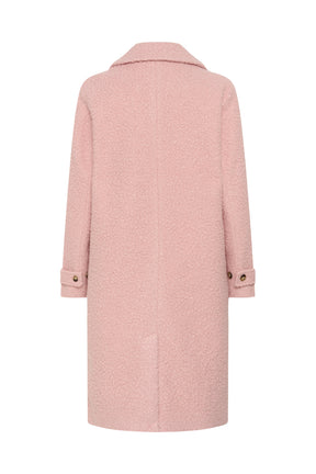 Vue dos isolée d’un manteau long rose pâle bouclé avec pattes boutonnées aux poignets pour femme par Kaffe