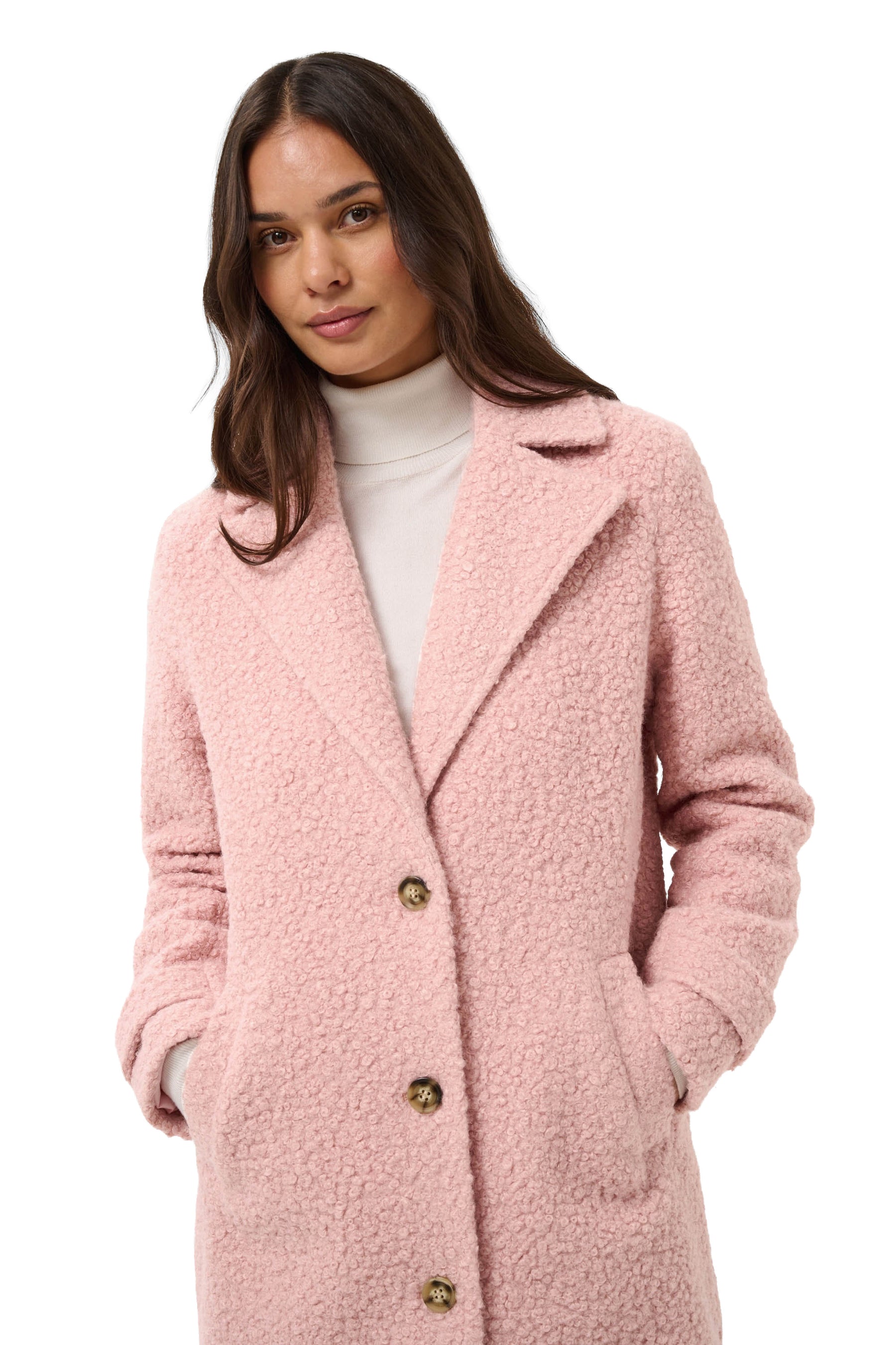 Vue avant inclinée du haut d’un manteau rose pâle bouclé avec revers crantés et poches pour femme par Kaffe