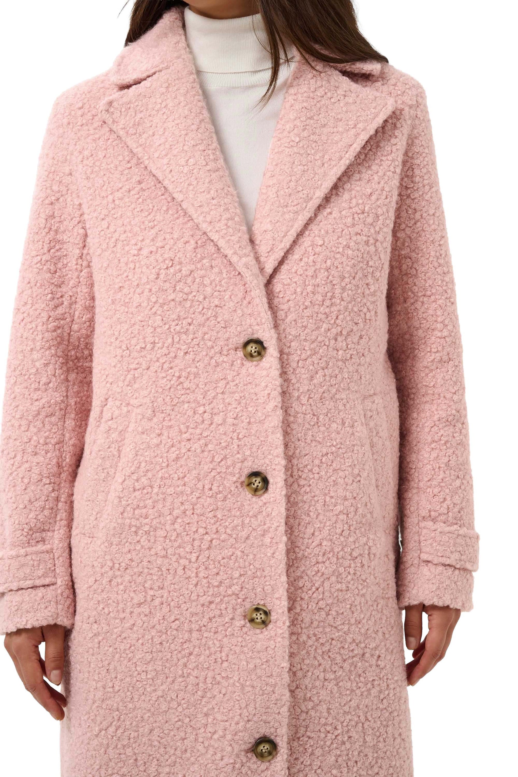 Détail rapproché du manteau rose pâle bouclé montrant revers crantés, gros boutons et texture pour femme par Kaffe