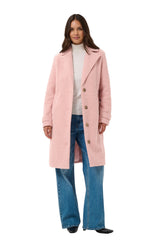 Vue devant sur modèle d’un manteau long rose pâle bouclé avec revers crantés, vue de face pour femme par Kaffe