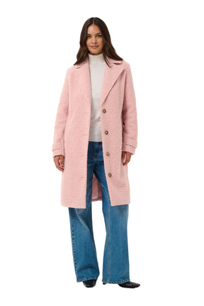 Vue devant sur modèle d’un manteau long rose pâle bouclé avec revers crantés, vue de face pour femme par Kaffe