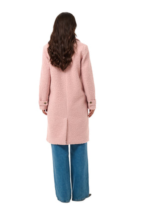 Vue dos sur modèle d’un manteau long rose pâle bouclé avec fente arrière et poignets boutonnés pour femme par Kaffe
