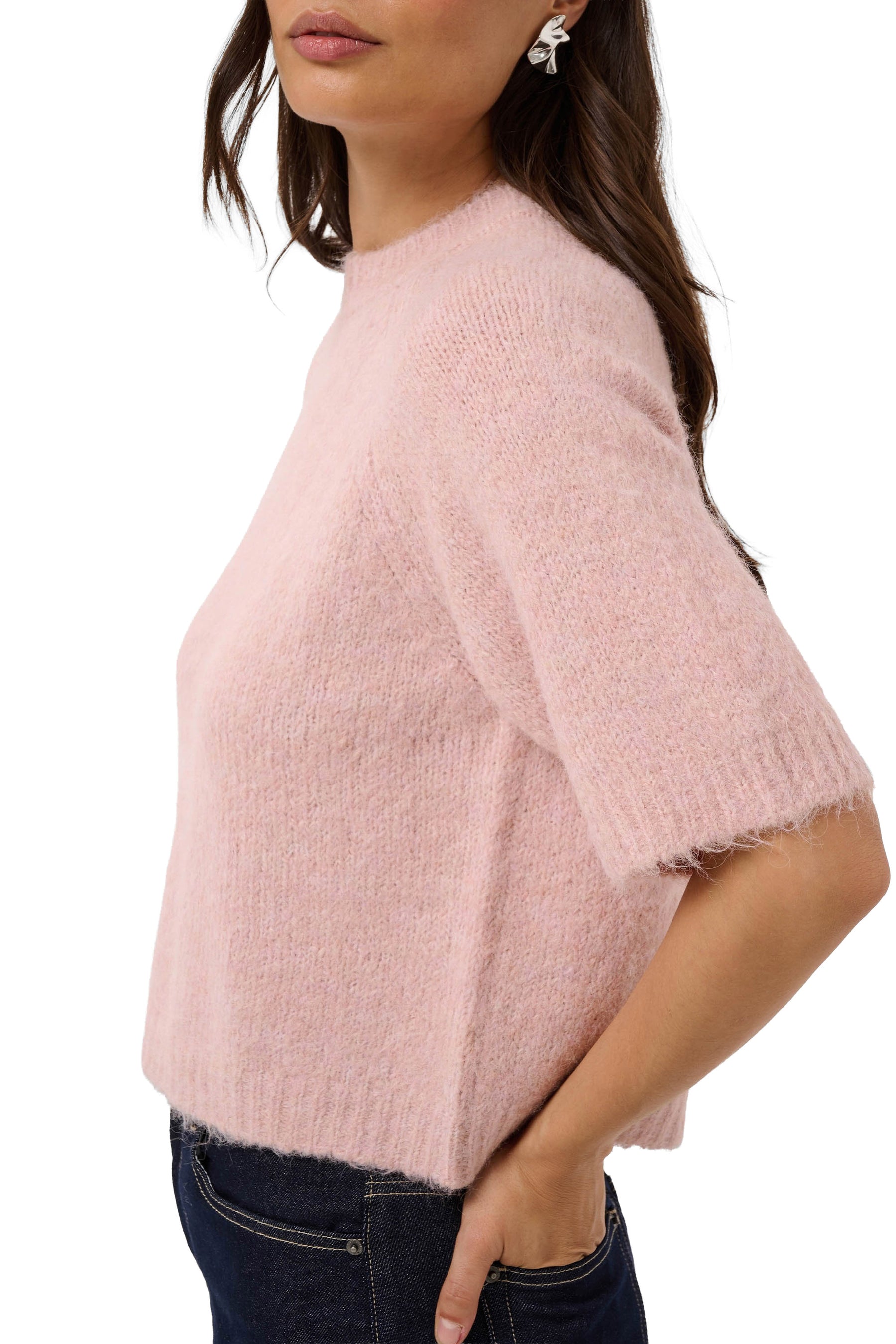 Détail de côté du chandail manches courtes rose pâle avec texture duveteuse et manche courte ample pour femme par Kaffe