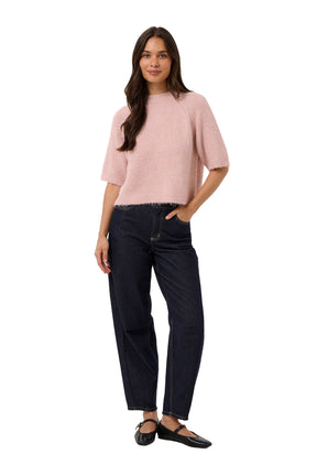 Modèle de face portant un chandail court en tricot rose pâle à manches courtes pour femme par Kaffe