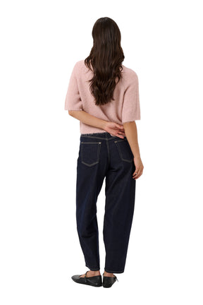 Vue arrière sur modèle du chandail en tricot rose pâle à manches courtes pour femme par Kaffe