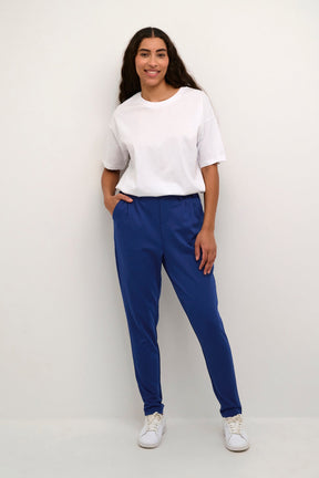 Pantalon pour femme par Kaffe | 10508651 Bleu Phare | Boutique Vvög, vêtements mode pour homme et femme