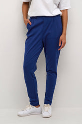 Pantalon pour femme par Kaffe | 10508651 Bleu Phare | Boutique Vvög, vêtements mode pour homme et femme